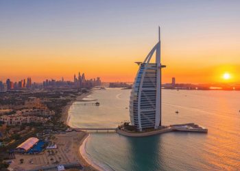 Avenida em Dubai ganha fama mundial por seu luxo, pois seus hotéis de 7 estrelas e praias exclusivas formam o endereço mais sofisticado da costa