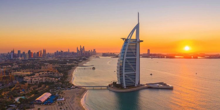 Avenida em Dubai ganha fama mundial por seu luxo, pois seus hotéis de 7 estrelas e praias exclusivas formam o endereço mais sofisticado da costa