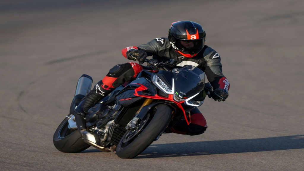 Aprilia eleva o nível das naked extremas com mais potência, eletrônica de pista e DNA de competição