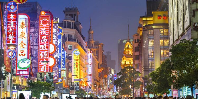 Rua em Xangai ganha fama por seus 5,5 km de extensão, pois seus letreiros de neon de 1845 viraram o centro comercial mais vibrante de toda a China