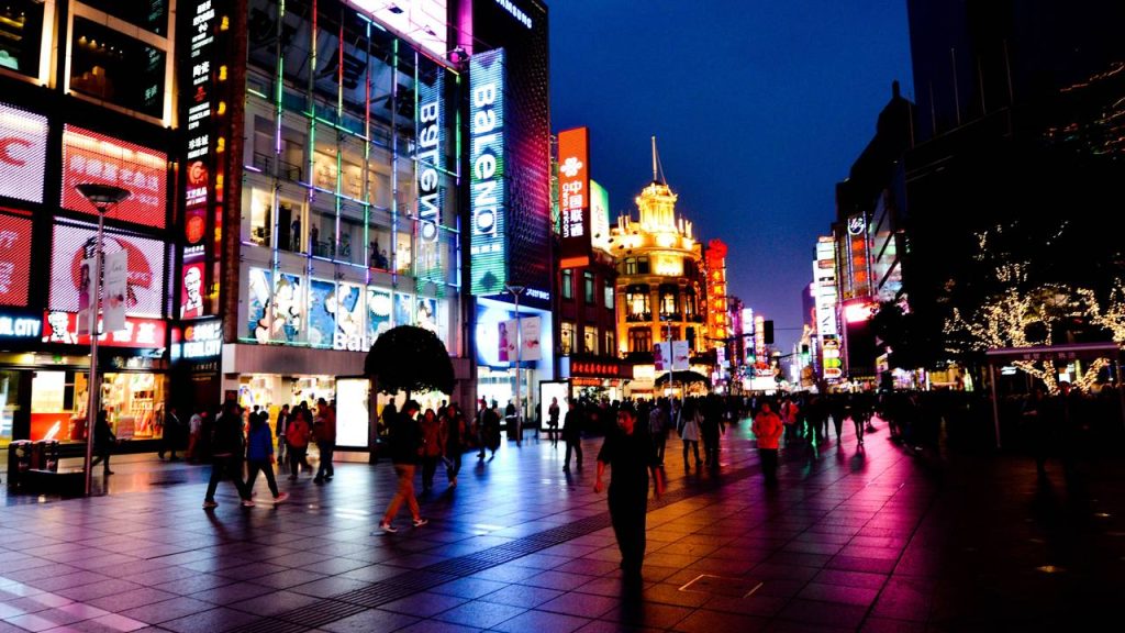 Rua em Xangai ganha fama por seus 5,5 km de extensão, pois seus letreiros de neon de 1845 viraram o centro comercial mais vibrante de toda a China