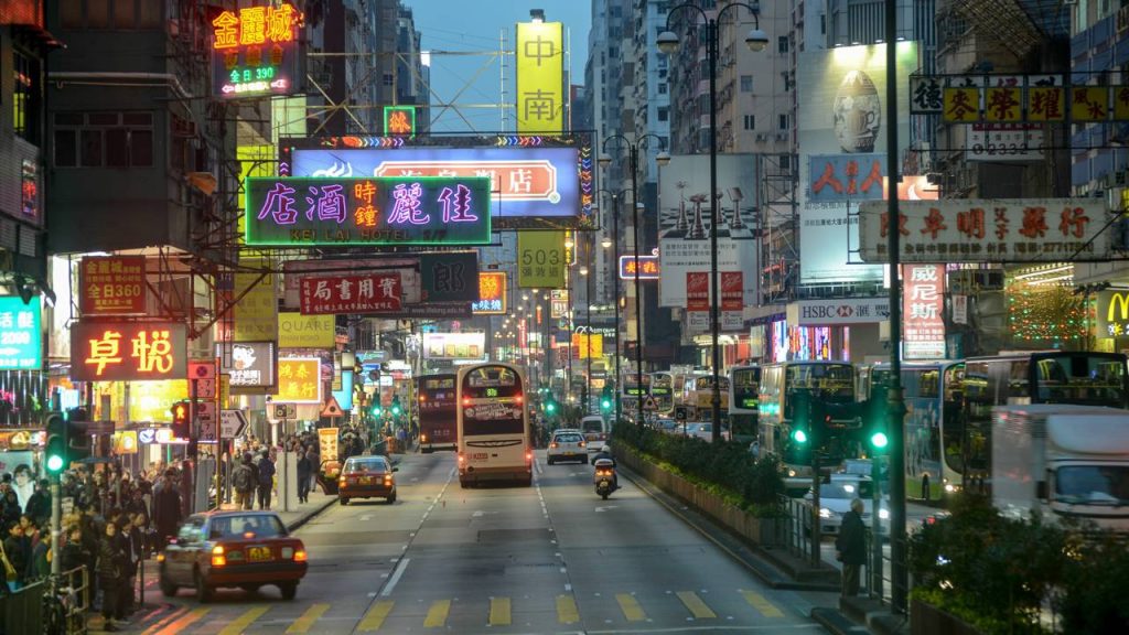 Rua em Hong Kong ganha fama por seus 3,6 km de extensão, pois seus letreiros de neon gigantes e vitrines de luxo viraram a milha de ouro asiática