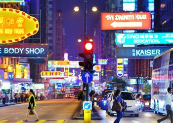 Rua em Hong Kong ganha fama por seus 3,6 km de extensão, pois seus letreiros de neon gigantes e vitrines de luxo viraram a milha de ouro asiática