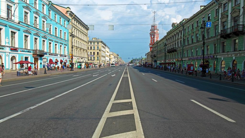 Avenida russa ganha fama por seus 4,5 km de extensão, pois seus palácios de 1710 e igrejas luxuosas viraram o coração cultural de São Petersburgo