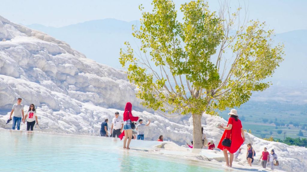 O castelo de algodão: piscinas térmicas brancas em degraus que parecem neve, mas são calcário