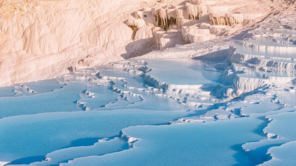 O castelo de algodão: piscinas térmicas brancas em degraus que parecem neve, mas são calcário