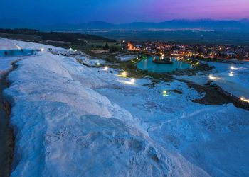 O castelo de algodão: piscinas térmicas brancas em degraus que parecem neve, mas são calcário
