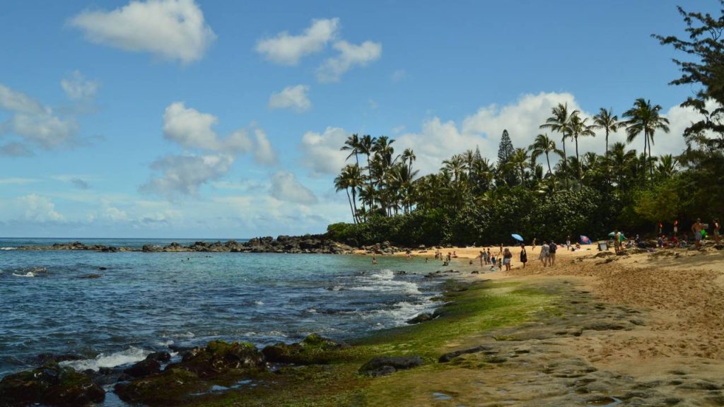 Com areia feita de cristais vulcânicos que seriam joias na vitrine, praia secreta abriga um fenômeno que só existe em quatro lugares do planeta