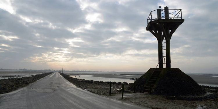 Estrada na França ganha fama por sumir sob a maré, pois seus 4,1 km de extensão alagam duas vezes ao dia e desafiam os motoristas no litoral atlântico