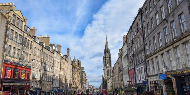 Rua em Edimburgo ganha fama por seus 1,6 km de jardins, pois o trajeto de 1770 cercado por prédios históricos viraram o centro comercial da Escócia