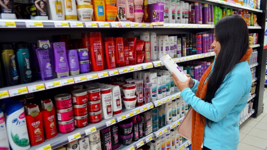 Com tensoativos para limpeza e polímeros para hidratação em tanques de 10 mil litros, é assim que a indústria produz o shampoo do seu dia a dia