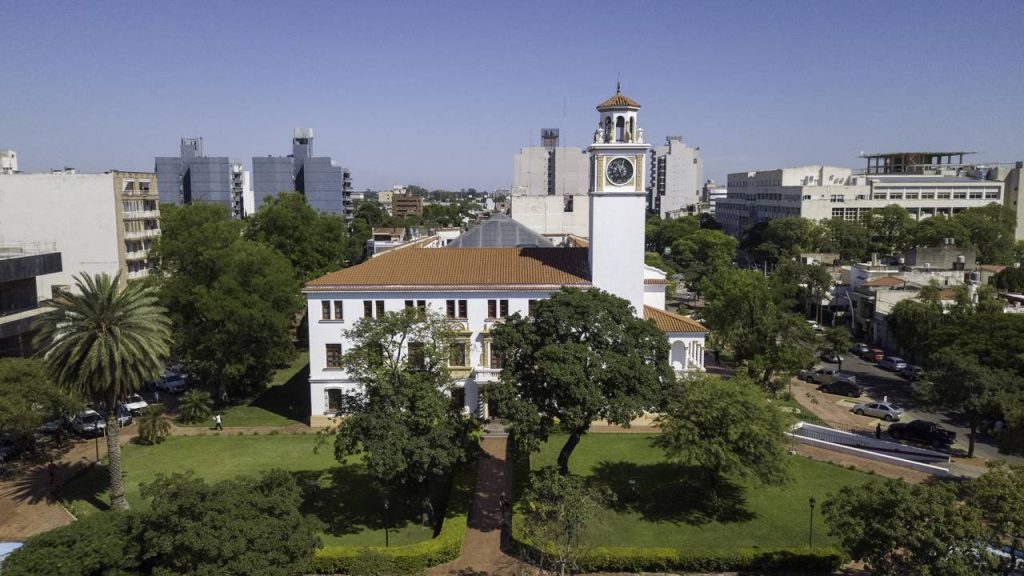 Cidade no norte, fundada há 472 anos, foi a primeira capital e apresenta uma cultura única