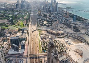 Rodovia de Dubai ganha fama por seus 55 km de arranha-céus, pois suas 14 faixas de asfalto cortam o deserto e formam o eixo principal dos Emirados