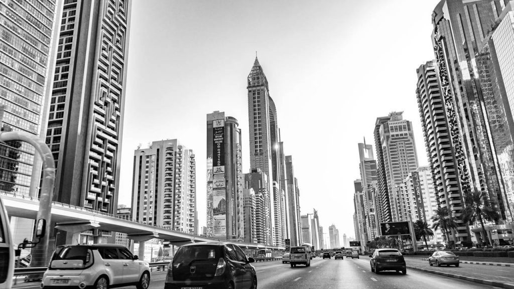 Rodovia de Dubai ganha fama por seus 55 km de arranha-céus, pois suas 14 faixas de asfalto cortam o deserto e formam o eixo principal dos Emirados