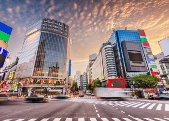 Shibuya Crossing em Tóquio recebe 3.000 pedestres a cada sinal verde; o cruzamento mais movimentado do mundo virou o símbolo da modernidade no Japão
