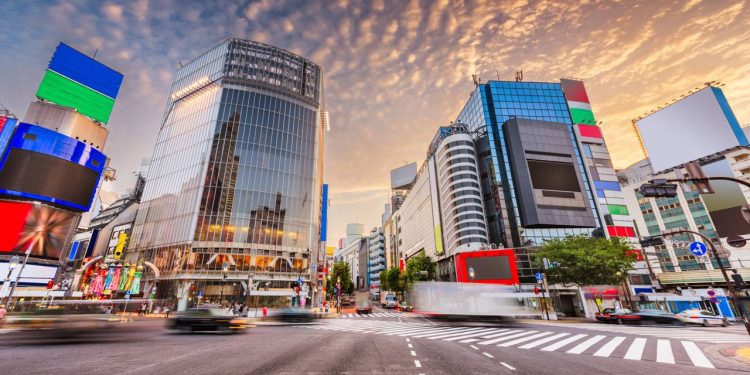Shibuya Crossing em Tóquio recebe 3.000 pedestres a cada sinal verde; o cruzamento mais movimentado do mundo virou o símbolo da modernidade no Japão