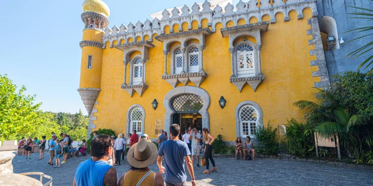 O castelo de conto de fadas e o poço invertido: a vila romântica onde a arquitetura desafia a lógica