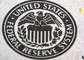 Após três cortes, Fed mantém juros dos EUA entre 3,5% a 3,75% ao ano