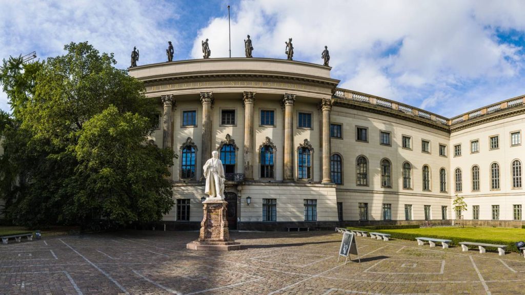 Avenida histórica de 1,5 km vira o coração de Berlim; com suas famosas tílias, a Unter den Linden une o Portão de Brandemburgo à Ilha dos Museus