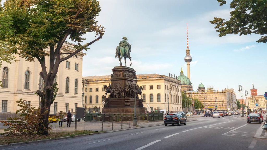 Avenida histórica de 1,5 km vira o coração de Berlim; com suas famosas tílias, a Unter den Linden une o Portão de Brandemburgo à Ilha dos Museus