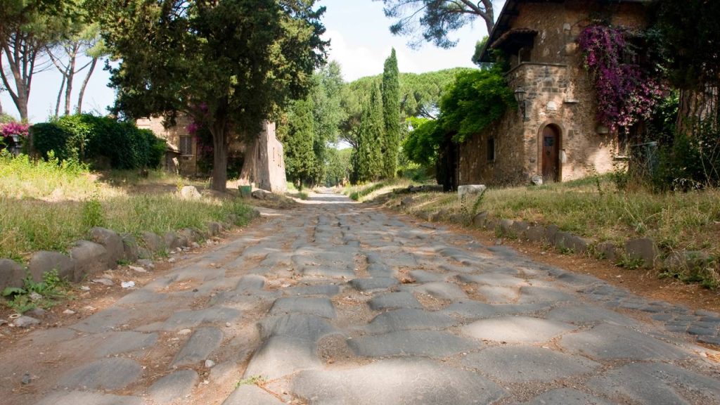 Estrada na Itália ganha fama por suas pedras de 312 a.C., pois seus 560 km de extensão uniam Roma a Brindisi, sendo a rainha das vias imperiais
