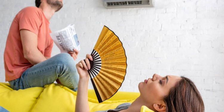 Três aparelhos baratos de até R$ 299 que fazem você parar de suar dentro de casa