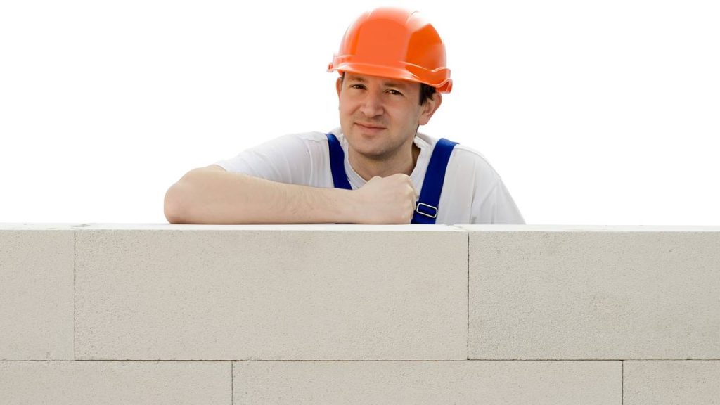 Blocos de concreto e tijolo cerâmico oferecem boa resistência com custo acessível 