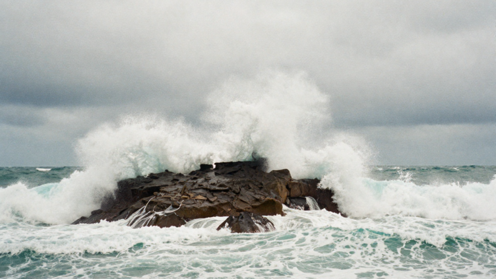 Onde o mar engole prédios: a vila de pescadores com as ondas mais altas do planeta