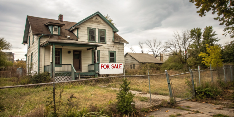 Como identificar ônus, pendências e dívidas antes de arrematar imóveis em leilões judiciais