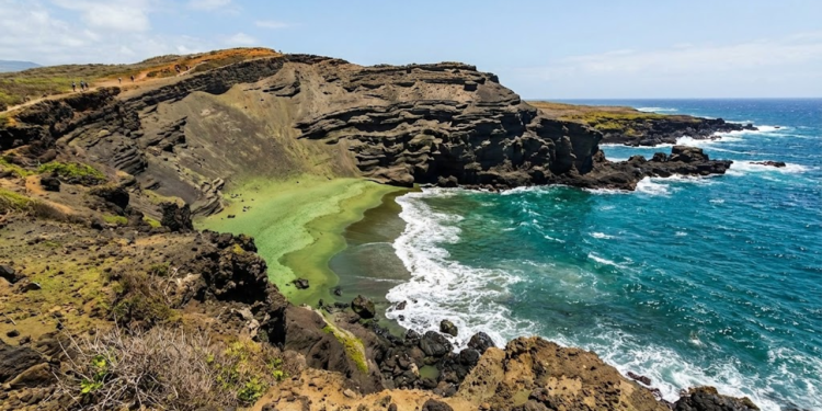 Praia rara com areia de cristais vulcânicos abriga fenômeno natural presente em poucos locais do mundo