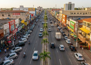 Com 2,2 km de extensão a Avenida Dorgival Pinheiro de Sousa virou o maior polo comercial do sul do Maranhão com centenas de lojas e serviços ativos