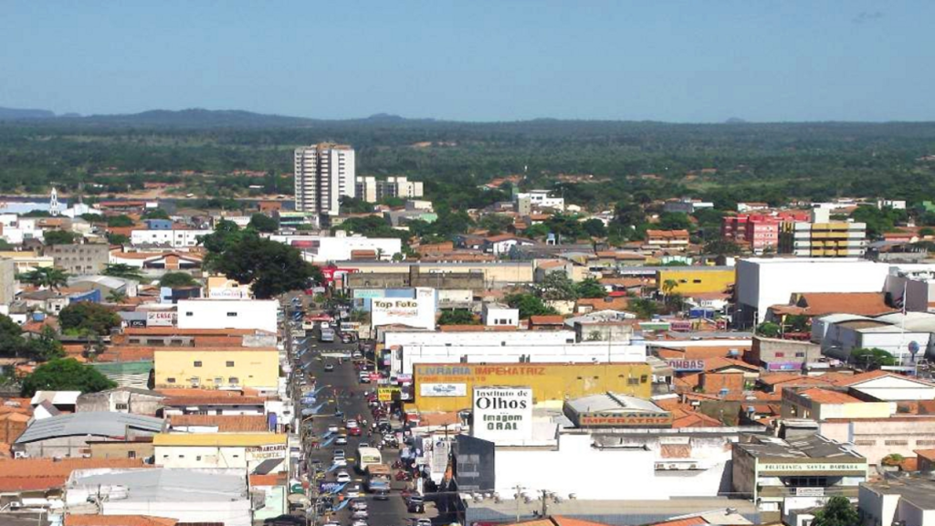 Avenida Dorgival Pinheiro de Sousa com 2,2 km concentra lojas e serviços no sul do Maranhão