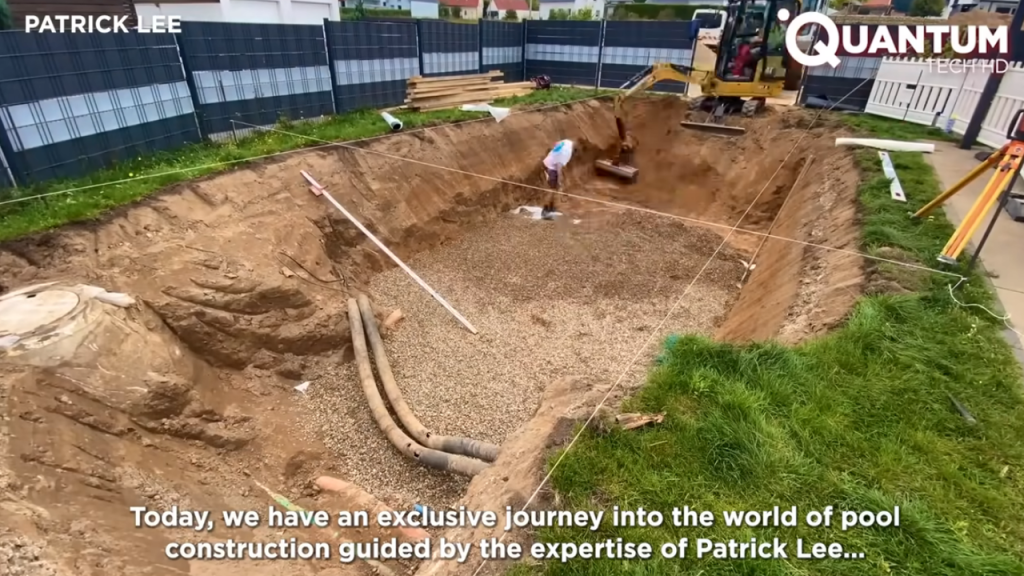 Homem constrói uma piscina no quintal de casa com acabamento de primeira