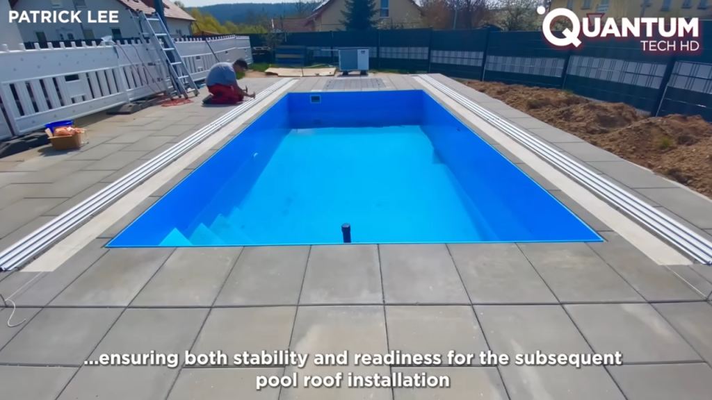 Piscina construída no quintal residencial com acabamento de alto padrão e visual sofisticado