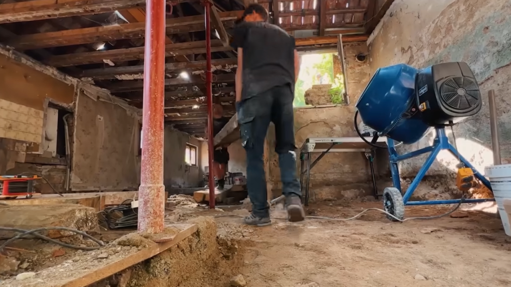 Reforma de dois anos transforma casa abandonada em um lar tranquilo e habitável 