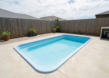 Comparativo de custos da piscina 4x2 destaca valores, instalação e vantagens do modelo em fibra