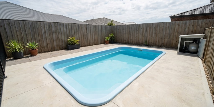 Comparativo de custos da piscina 4x2 destaca valores, instalação e vantagens do modelo em fibra