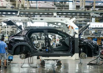 Produção industrial fica estável em novembro, mas recua 1,2% na comparação anual