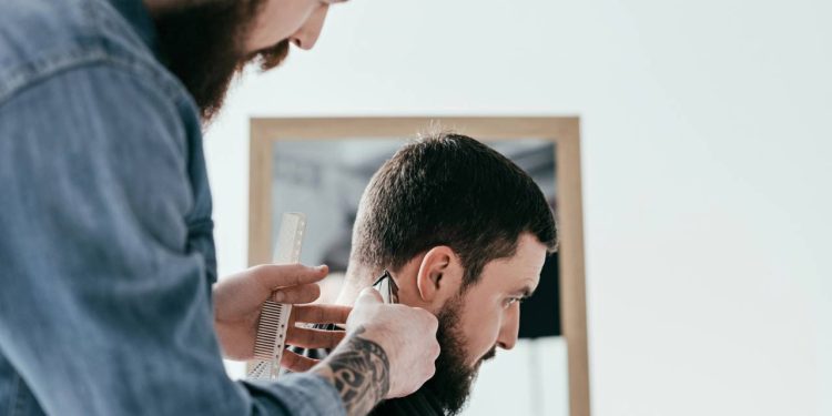 A máquina de acabamento reduz gastos com barbearia e irritação da pele - Créditos: depositphotos.com / Y-Boychenko
