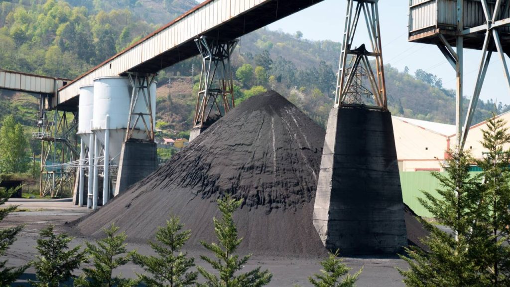 Extração em megaminas de carvão que deixa marcas profundas no solo e impacta o custo da energia
