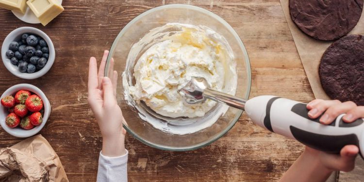 Substitua o liquidificador pesado por este mixer de mão de R$ 90 que faz vitaminas e sopas direto no copo e lava em segundos