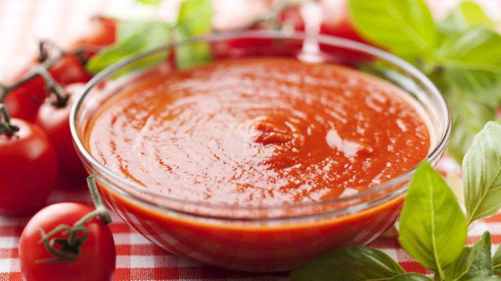 Proibição de molho de tomate importado após identificação de fragmentos de vidro no produto 