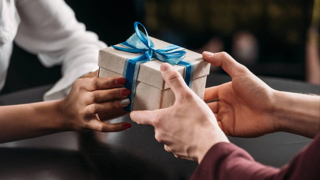 Informações essenciais sobre cuidados financeiros para pessoas com 60 anos ou mais 