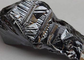 Ele é o segundo elemento mais abundante da Terra, mas sua purificação extrema exige uma “operação de guerra” que movimenta US$ 500 bilhões e decide quem lidera o futuro tecnológico