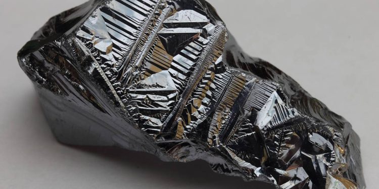 Ele é o segundo elemento mais abundante da Terra, mas sua purificação extrema exige uma “operação de guerra” que movimenta US$ 500 bilhões e decide quem lidera o futuro tecnológico