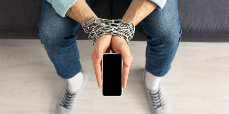 Você está viciado em tela e nem percebe! 3 tecnologias que cortam o uso do celular