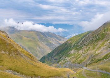 Estrada na Geórgia ganha fama por sua periculosidade, pois o trajeto a 2.826 m de altitude é a rota mais alta e mortal de todas as montanhas do Cáucaso