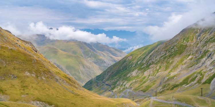Estrada na Geórgia ganha fama por sua periculosidade, pois o trajeto a 2.826 m de altitude é a rota mais alta e mortal de todas as montanhas do Cáucaso
