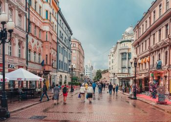 Rua em Moscou ganha fama por seus artistas, pois seu calçadão de 1493 com casarões e teatros virou o coração cultural e boêmio de toda a Rússia