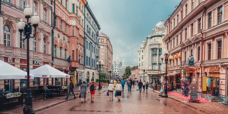 Rua em Moscou ganha fama por seus artistas, pois seu calçadão de 1493 com casarões e teatros virou o coração cultural e boêmio de toda a Rússia